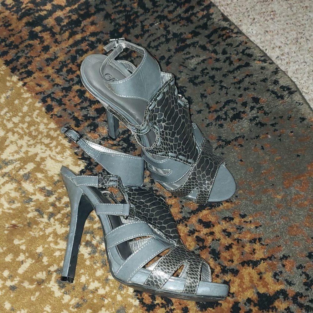 Delicious gray heels - Picture 2 of 2